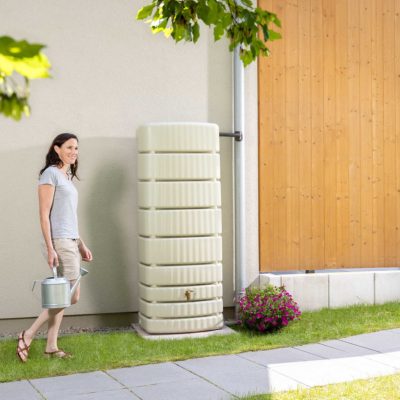 Récupérateur d'eau mural  Slim 500L sable kit avec robinet PE imitation laiton et collecteur 