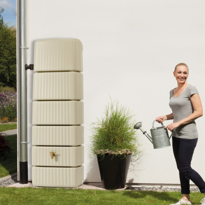 Récupérateur d'eau mural  Slim 330L sable kit avec robinet PE imitation laiton et collecteur 