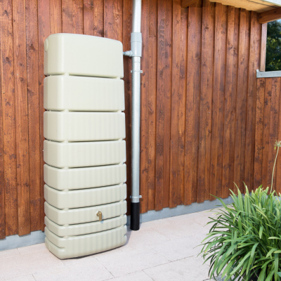 Récupérateur d'eau mural Slim 650L sable kit avec robinet PE imitation laiton et collecteur 