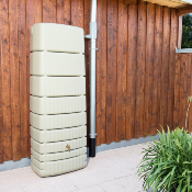 Récupérateur d'eau mural Slim 650L sable kit avec robinet PE imitation laiton et collecteur 